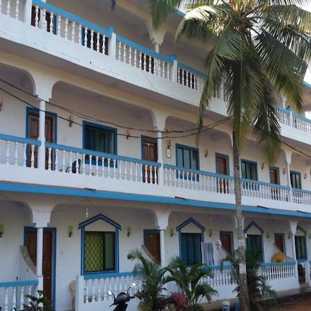 Spot On 61514 Laxmi Guest House Морджим Екстериор снимка